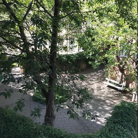 Bed & Bath With Lovely Surroundings 住宿加早餐酒店